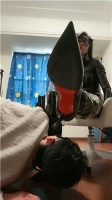 爱丽丝皮衣女神长靴虐/鞭打/骑马转胯/闻舔白袜 bf47844