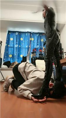 爱丽丝皮衣女神长靴虐/鞭打/骑马转胯/闻舔白袜 bf47844