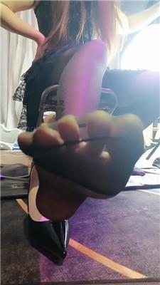 美柠贱狗钻进了马桶里这里可以闻到丝袜的味道 JS241203-20