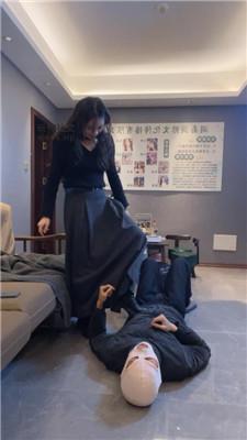 猴歌羞涩素人小姐姐-踩踏耳光踢裆 bf47764