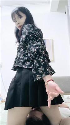 栀子女王玉足蹂躏踩/坐脸窒息 bf48011