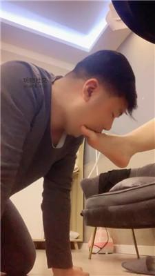 玩物第一贱近距离狂舔素人的酸臭脚 JS241210-4