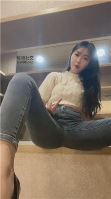 路子爬到妈妈夸下    241208-2