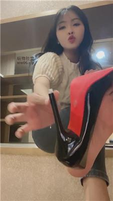 路子爬到妈妈夸下    241208-2