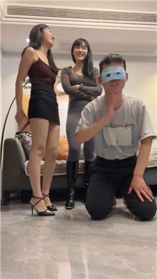 松紫大大双S-舔脏鞋/自己抽耳光/磕头求虐/骑马转胯双视角bf47998