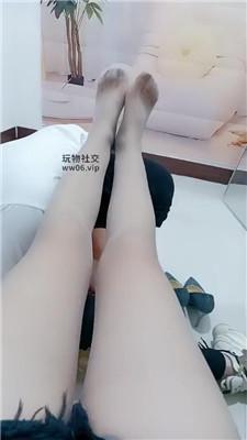 樊儿迷恋肉丝的脚下奴 JS241209-3