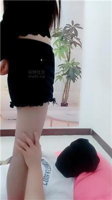 樊儿迷恋肉丝的脚下奴 JS241209-3