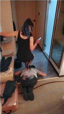 广州情侣主黑丝臭脚狂舔/转胯骑马狗爬/鞭打/高跟虐 bf47993