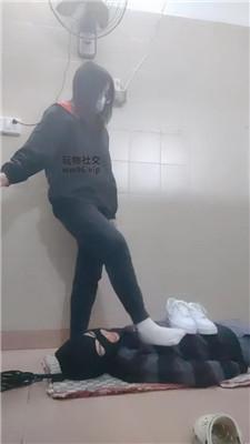 奇了怪了胯下辱鞭打/小白鞋白袜踩虐 JS241208-70