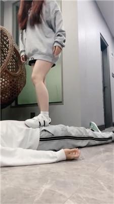 欣婷抽耳光/小白鞋白袜踢踹踩踏 bf47939