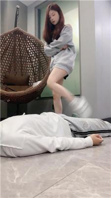 欣婷抽耳光/小白鞋白袜踢踹踩踏 bf47939