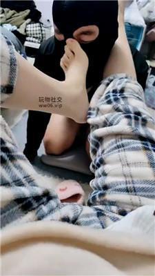 小羊咩咩下跪求舔脚丫子的家奴 JS241208-11