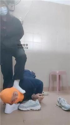 奇了怪了踢裆胯下羞辱/闻舔运动鞋白袜 bf47888