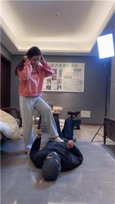 猴歌斯文小姐姐-揪耳朵/耳光/踢裆踩踏 bf47885