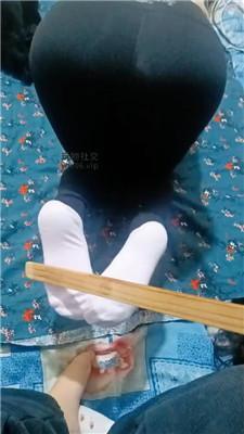 伪娘和人妻跪舔棉袜脚/戒尺虐打/喝圣水 JS241207-3