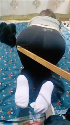 伪娘和人妻跪舔棉袜脚/戒尺虐打/喝圣水 JS241207-3