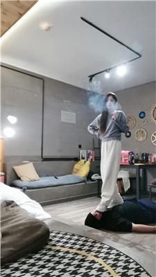 沐沐妖麦昆鞋暴力踢踹虐打 bf47869