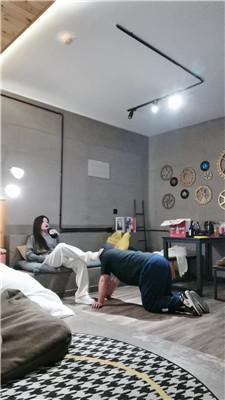 沐沐妖麦昆鞋暴力踢踹虐打 bf47869