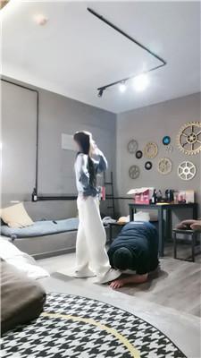 沐沐妖麦昆鞋暴力踢踹虐打 bf47869