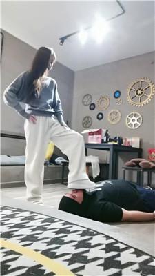 沐沐妖麦昆鞋暴力踢踹虐打 bf47869