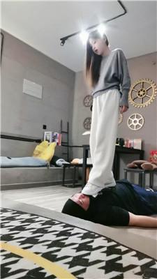 沐沐妖麦昆鞋暴力踢踹虐打 bf47869