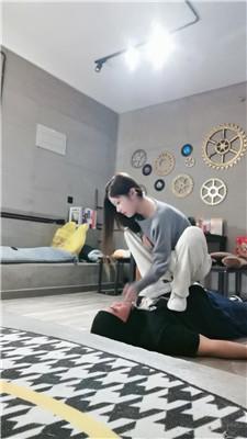 沐沐妖麦昆鞋暴力踢踹虐打 bf47869