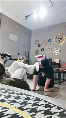 沐沐妖麦昆鞋暴力踢踹虐打 bf47869