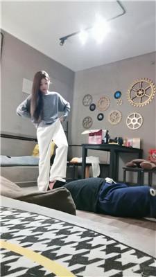 沐沐妖麦昆鞋暴力踢踹虐打 bf47869