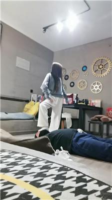 沐沐妖麦昆鞋暴力踢踹虐打 bf47869