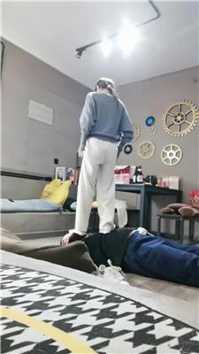 沐沐妖麦昆鞋暴力踢踹虐打 bf47869