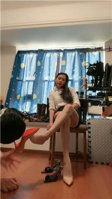 爱丽丝肉丝大长腿高跟新，贱狗把鞋舔的锃亮 bf47878