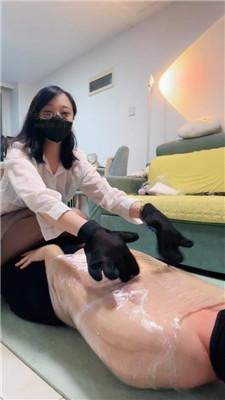 小妮跪舔黑丝高跟/掐乳/坐脸保鲜膜捆绑/踩踏 bf48321