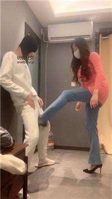 【爱秀套图】【宝娜】牛仔裤坐脸窒息/踢裆顶裆/高跟肉丝踩bf48233