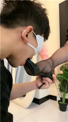 辣姐沉浸式高跟踩狗舌/转胯强制舔/脚深喉吮吸玉足 bf48135