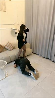 辣姐沉浸式高跟踩狗舌/转胯强制舔/脚深喉吮吸玉足 bf48135