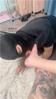 小凤梨舔不干净高跟臭脚就挨抽 bf48543