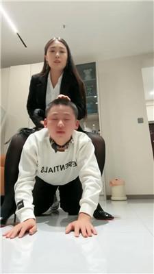 雅妈剧情-老师发现学生恋足秘密 bf48554