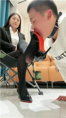 雅妈剧情-老师发现学生恋足秘密 bf48554