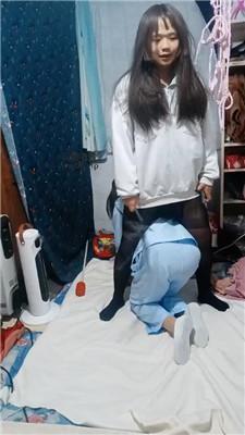 伪娘和人妻喜欢酸臭黑丝脚的变装奴 JS241222-13