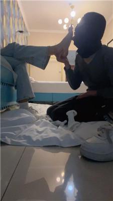 沐沐大大品尝主人的运动鞋玉足 JS241221-4