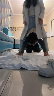 沐沐大大品尝主人的运动鞋玉足 JS241221-4