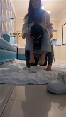 沐沐大大品尝主人的运动鞋玉足 JS241221-4