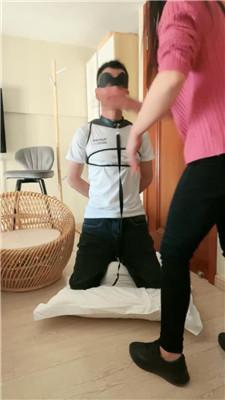 瑞吉娜体育老师被女学生绑着虐 JS250101-2