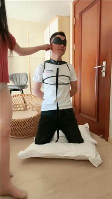 瑞吉娜体育老师被女学生绑着虐 JS250101-2