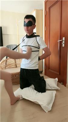 瑞吉娜体育老师被女学生绑着虐 JS250101-2