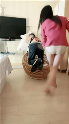 瑞吉娜体育老师被女学生绑着虐 JS250101-2