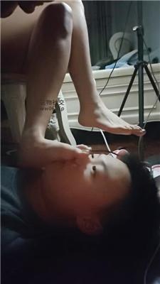 尤野桌底视角-裸足碾压踩狗脸 JS250101-34