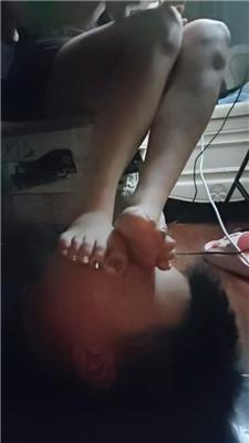 尤野桌底视角-裸足碾压踩狗脸 JS250101-34