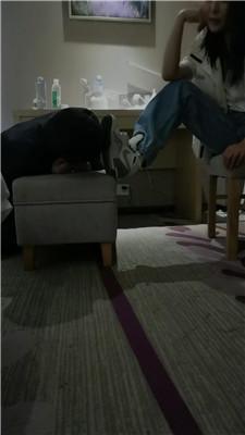 乔伊沉浸式舔闻素人姐姐的运动鞋白袜双视角版JS250101-10