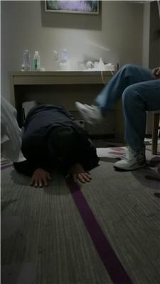 乔伊沉浸式舔闻素人姐姐的运动鞋白袜双视角版JS250101-10